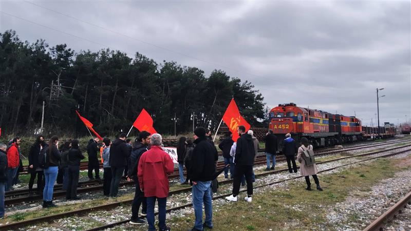  Αλεξανδρούπολη: Μπλόκο σε αμαξοστοιχία με στρατιωτικό υλικό των ΗΠΑ από ΚΚΕ και ΚΝΕ