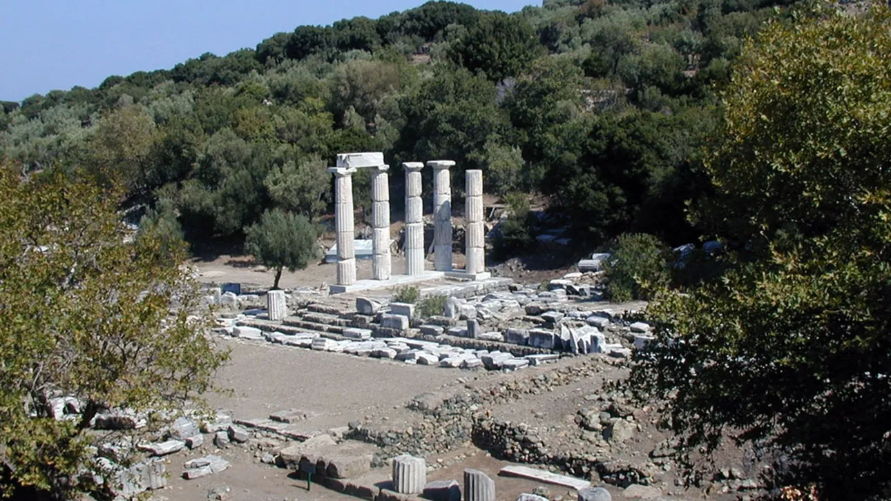 Άποψη του αρχαιολογικού χώρου του Ιερού των Μεγάλων Θεών, στη Σαμοθράκη. 