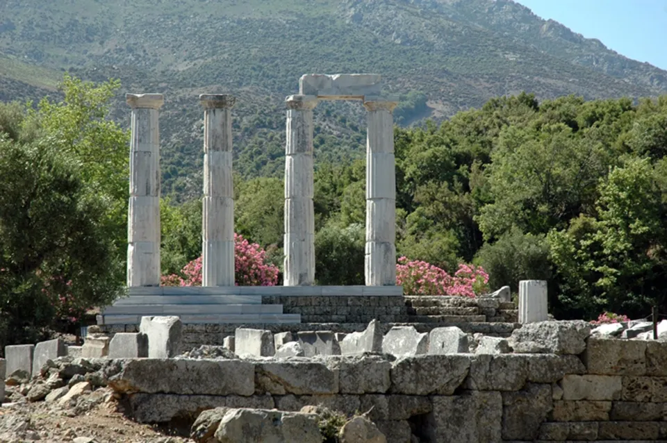 Άποψη του αρχαιολογικού χώρου του Ιερού των Μεγάλων Θεών, στη Σαμοθράκη.