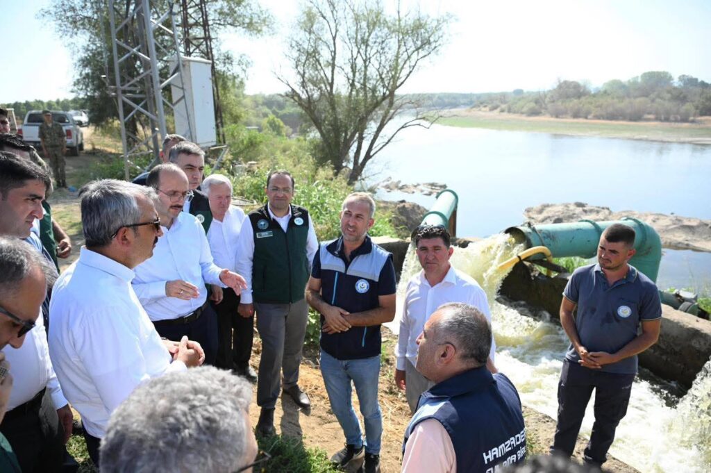 Τούρκοι αξιωματούχοι επιθεωρούν αντλιοστάσιο στον ποταμό Έβρο στα Ύψαλα