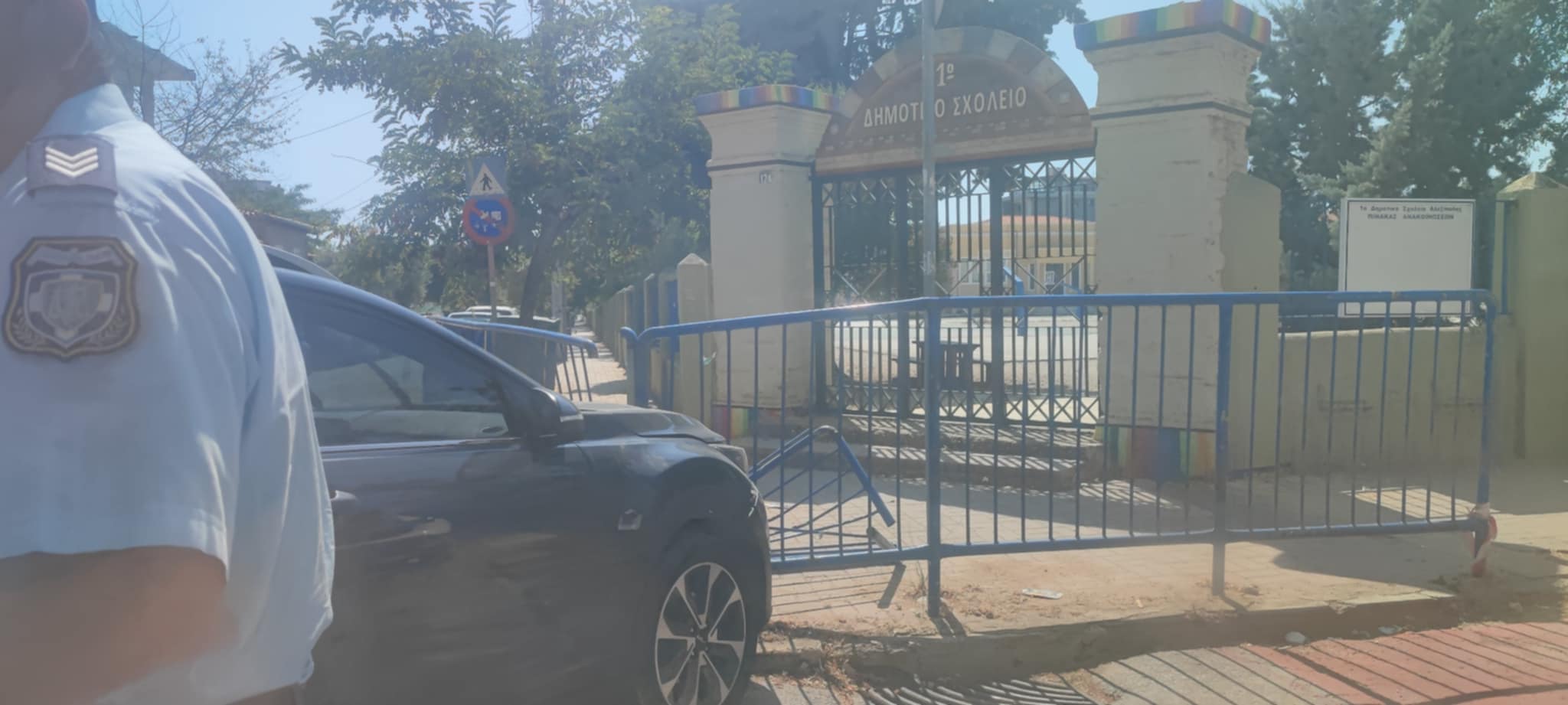 αυτοκίνητο μετά από τροχαίο έξω από το 1ο Δημοτικό Σχολείο Αλεξανδρούπολης