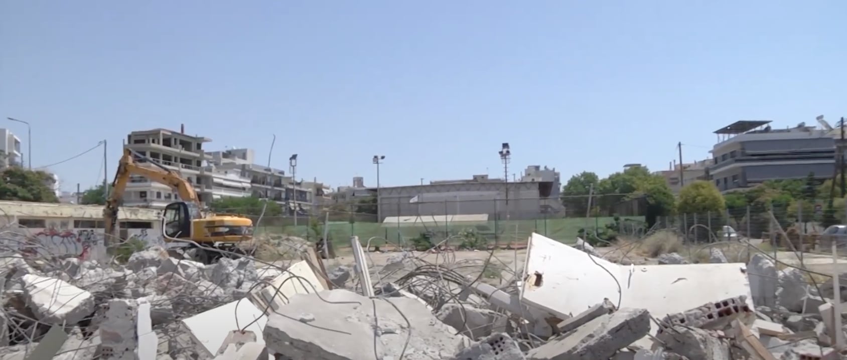 Κατεδάφιση Παλιού Κολυμβητηρίου Αλεξανδρούπολης – Εκσκαφέας ανάμεσα σε μπάζα και συντρίμμια