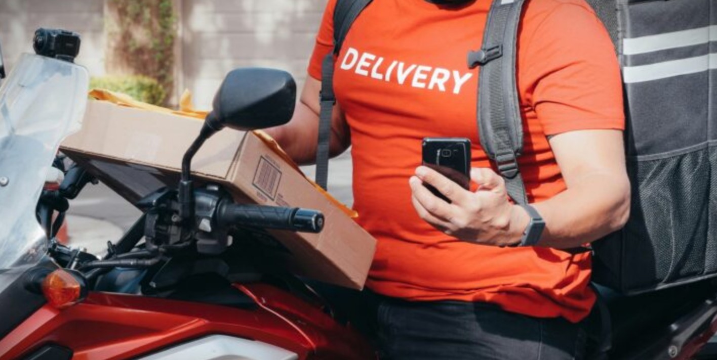 Ντελιβεράς σε καύσωνα παραδίδει παραγγελία υπό δύσκολες συνθήκες