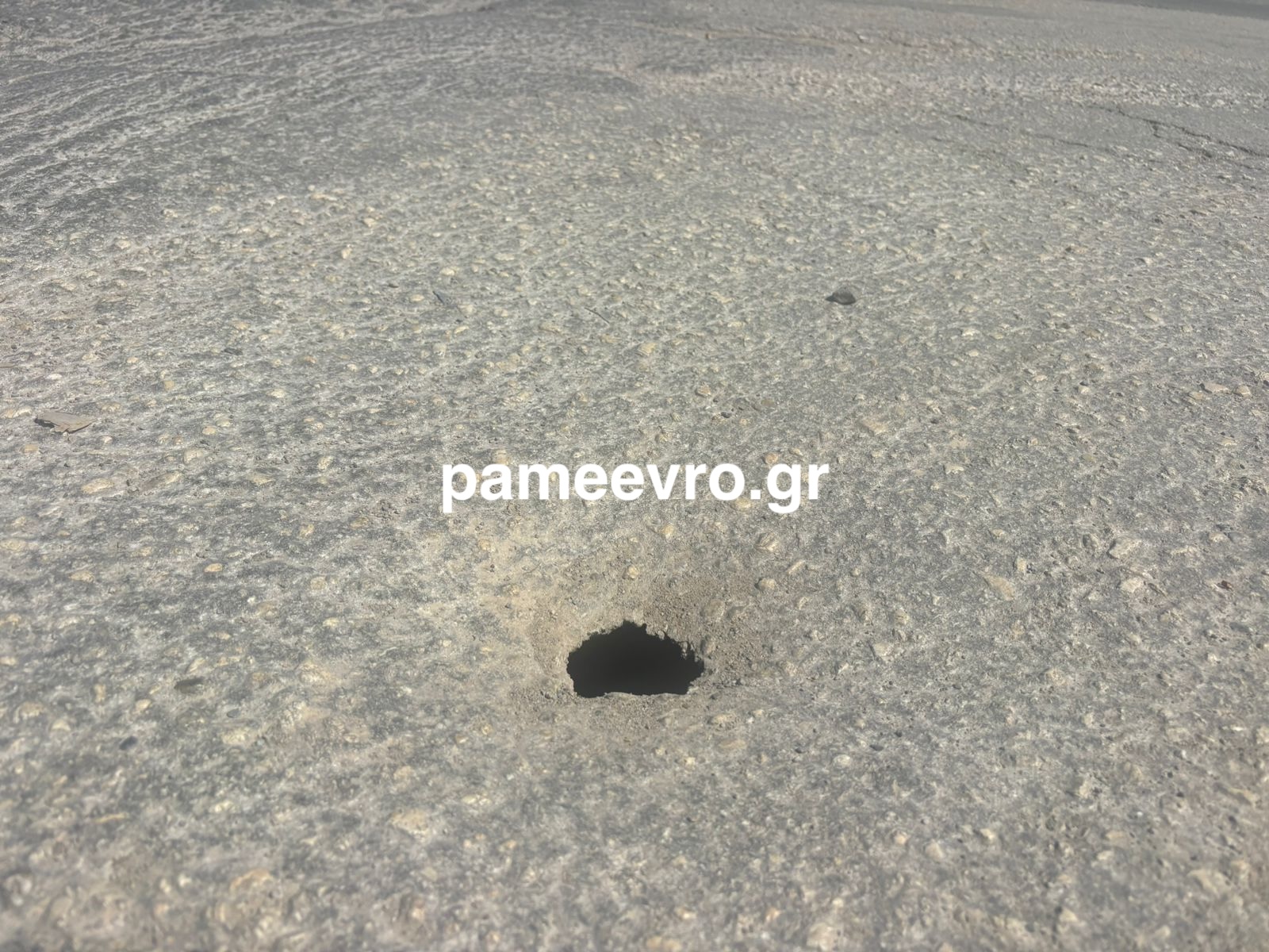 Επικίνδυνη μικρή λακκούβα στο οδόστρωμα στη Σοφοκλέους στην Αλεξανδρούπολη