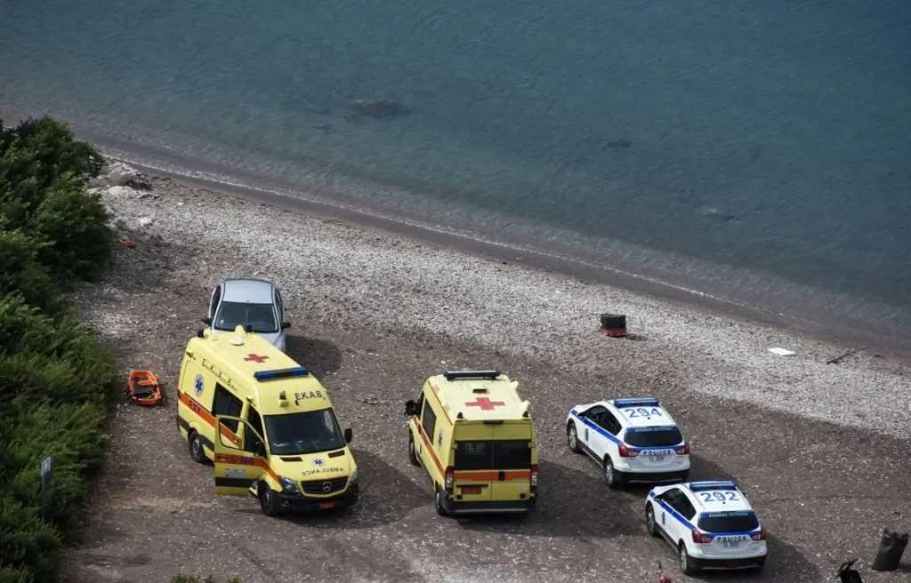 Αστυνομικοί και λιμενικοί στην παραλία κατά τη διάρκεια των ερευνών