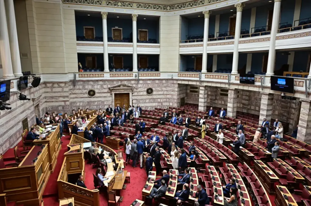 Εντάσεις και αποχώρηση σύσσωμης της αντιπολίτευσης