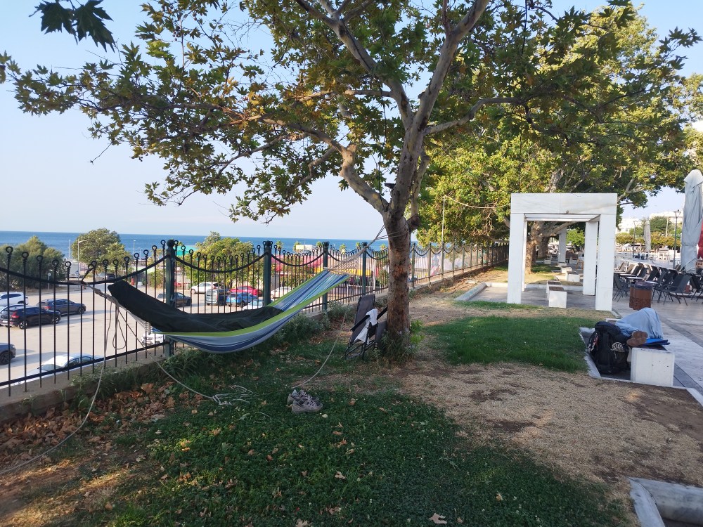 Ξένος τουρίστας με αιώρα στην Πλατεία Φάρου Αλεξανδρούπολης