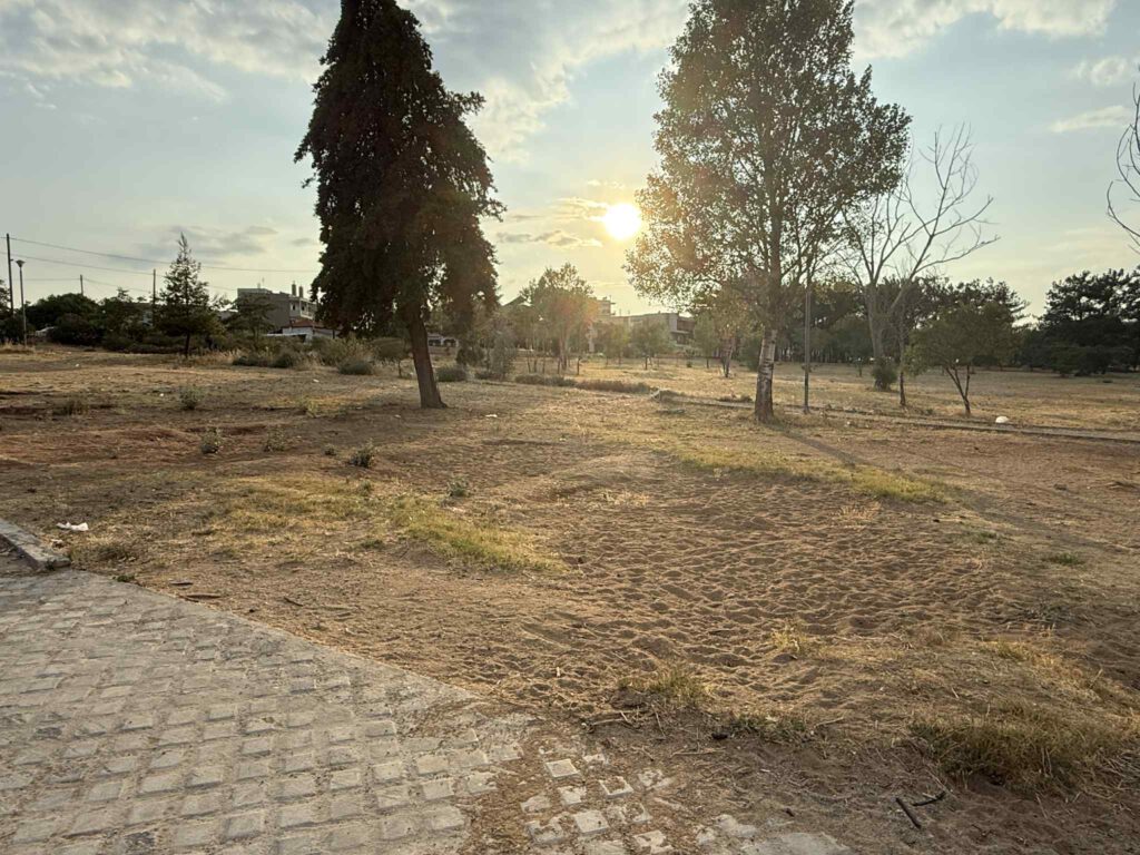 Ξεραμένο πάρκο Αλτιναλμάζη στην Αλεξανδρούπολη με διψασμένα δέντρα και εγκαταλελειμμένους χώρους