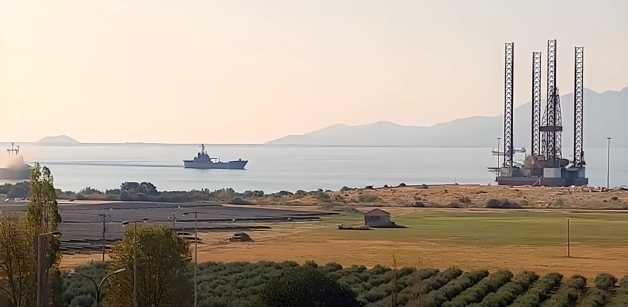 Άφιξη αρματαγωγού Ρόδος στο λιμάνι Καβάλας με μετανάστες από Κρήτη