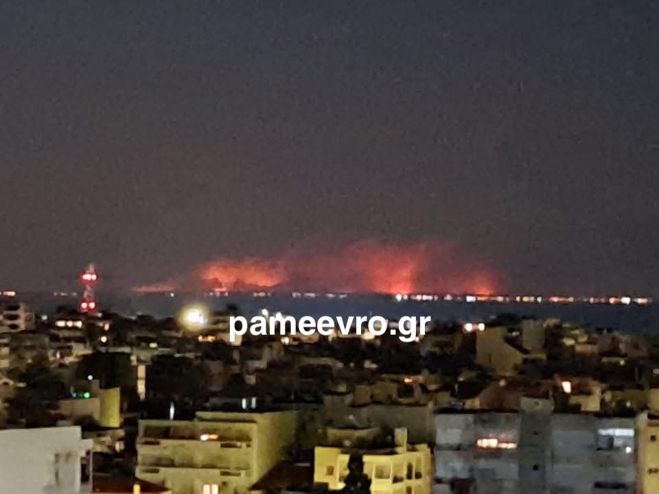 Ο ουρανός του Έβρου βάφτηκε κόκκινος – Οι φλόγες του Τσανάκαλε από την Αλεξανδρούπολη