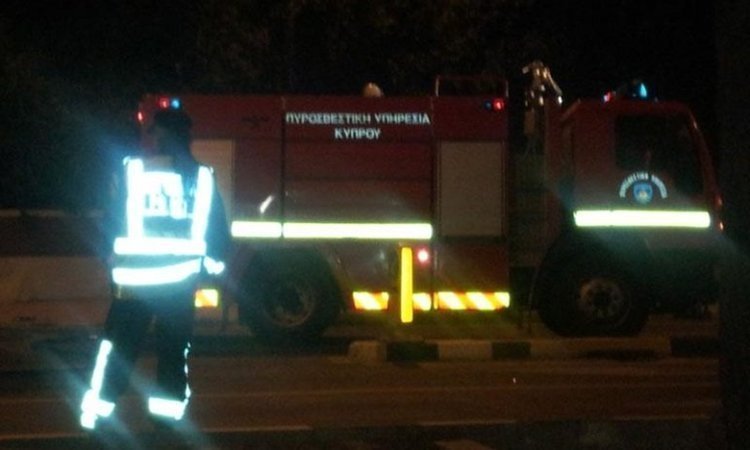 Πυροσβέστες επιχειρούν κατάσβεση πυρκαγιάς σε αγροτική περιοχή του Αμμόβουνου Έβρου