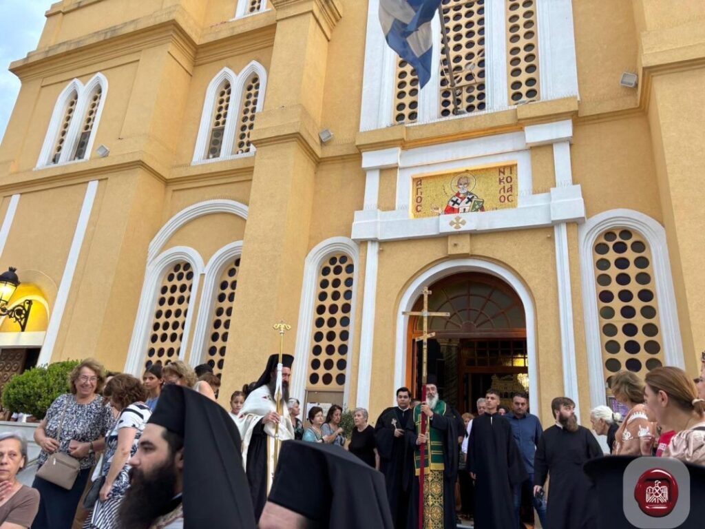 Η στιγμή της εξόδου του Τιμίου Σταυρού από τον Άγιο Νικόλαο με πλήθος κόσμου