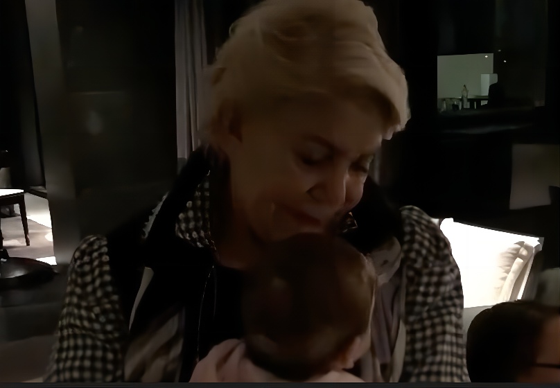 Η Ήβη Αδάμου αποχαιρετά τη «Μεγάλη Κυρία» με μια στιγμή απόλυτης τρυφερότητας μακριά από τα φώτα της δημοσιότητας – Το μεγαλείο της ψυχής πίσω από τον μύθο.