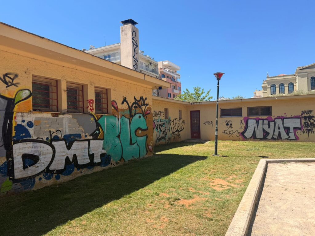 Ειρηνοδικείο Αλεξανδρούπολης εξωτερικοί τοίχοι με συνθήματα