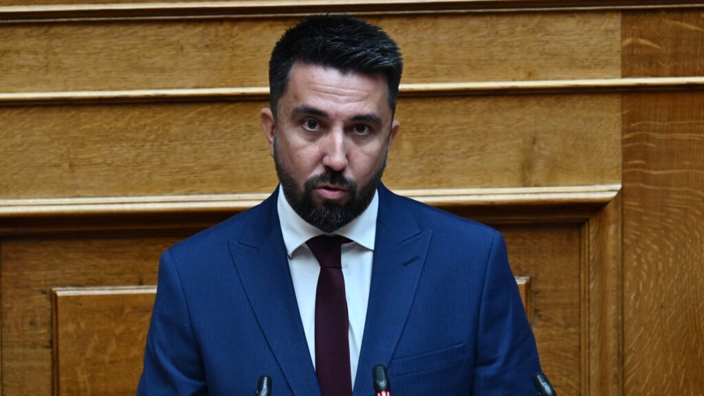 Ο βουλευτής Ροδόπης Φερχάτ Οζγκιούρ στη Βουλή μετά την ανεξαρτητοποίησή του από τη Νέα Αριστερά