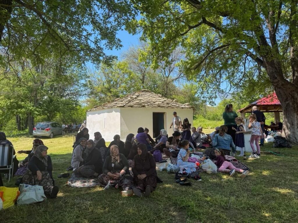 Η διανομή φαγητού από καζάνια κατά το έθιμο Ιντερλέζ στο Μικρό Δέρειο Έβρου.