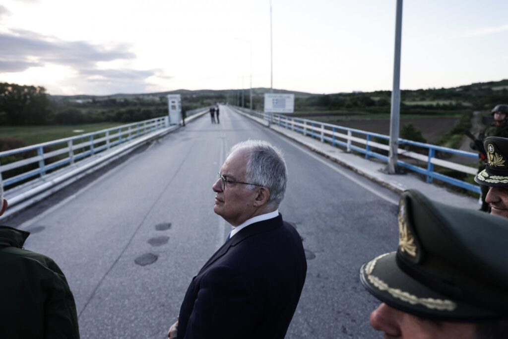 Ο Πρόεδρος της Βουλής Κωνσταντίνος Τασούλας στη συνοριακή γέφυρα των Κήπων στον Έβρο.