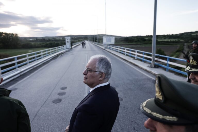 Ο Πρόεδρος της Βουλής Κωνσταντίνος Τασούλας στη συνοριακή γέφυρα των Κήπων στον Έβρο.