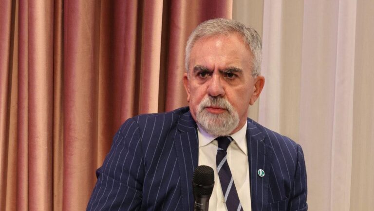 Ο Λεωνίδας Μπακούρας κατά τη διάρκεια της θητείας του στα Μεταλλεία Θράκης.