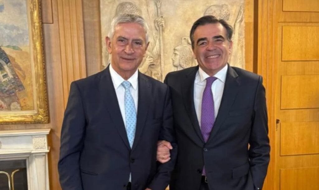 Ο Αναστάσιος Δημοσχάκης και ο Μαργαρίτης Σχοινάς στο Υπουργείο Αγροτικής Ανάπτυξης.