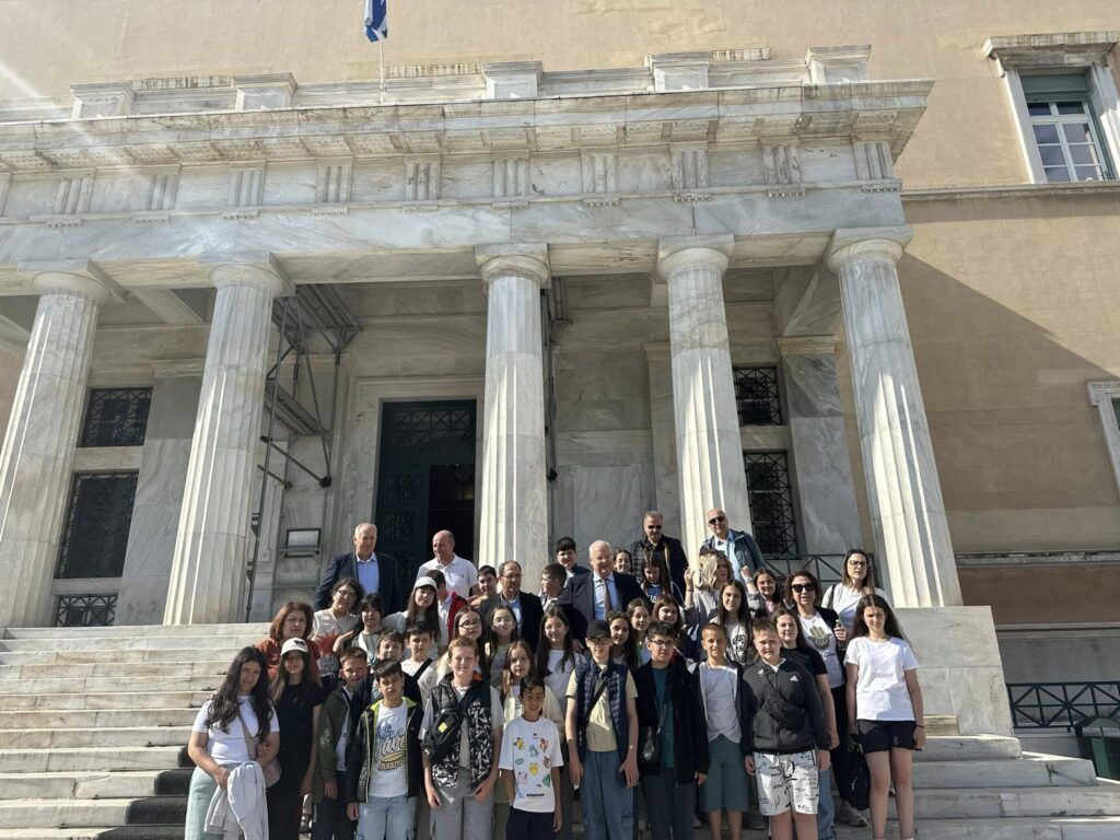 Ο Ιλχάν Αχμέτ με μαθητές μειονοτικών σχολείων της Θράκης στη Βουλή