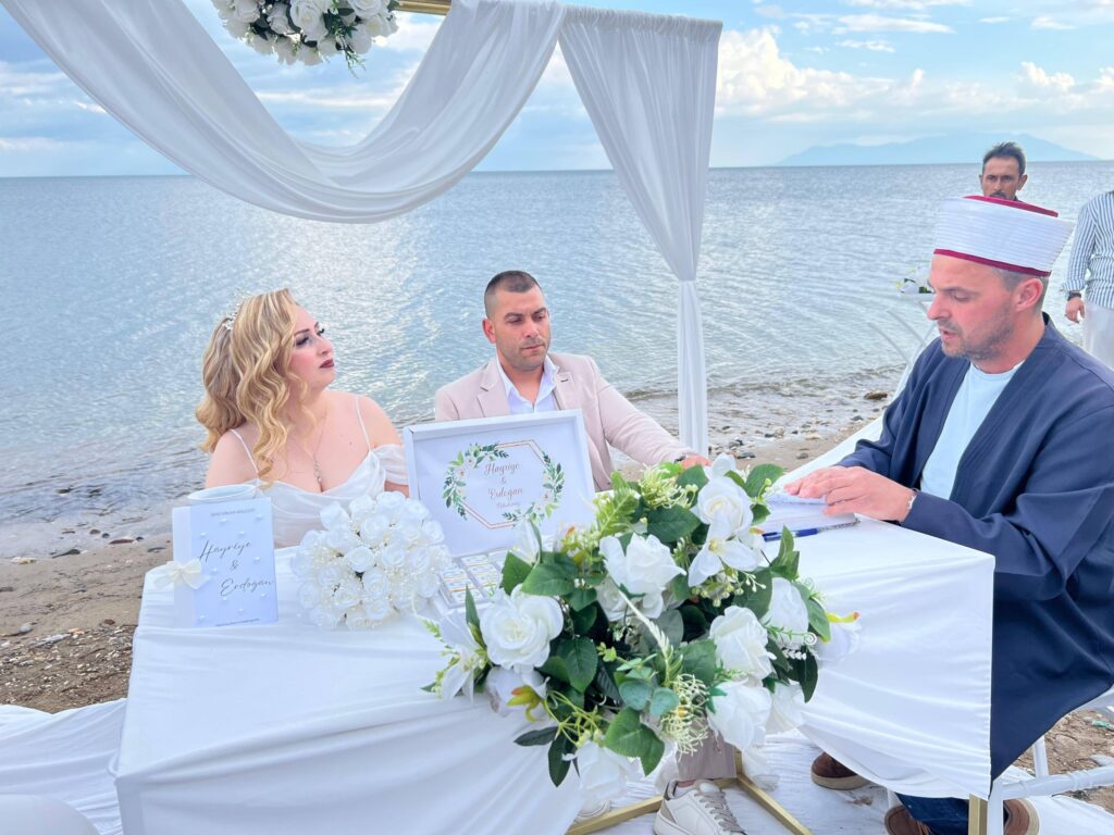 Γάμος στην παραλία της Αλεξανδρούπολης με φόντο τη θάλασσα