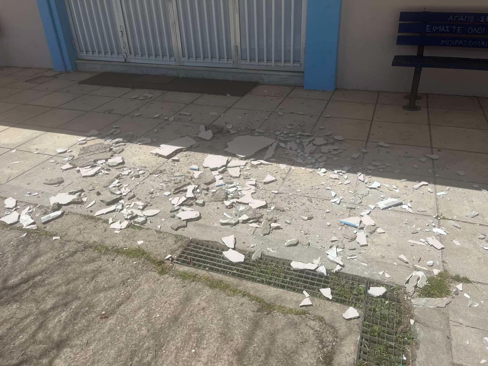 Φωτογραφία από την αποκόλληση σοβά στην οροφή σχολικού κτιρίου και θραύσματα