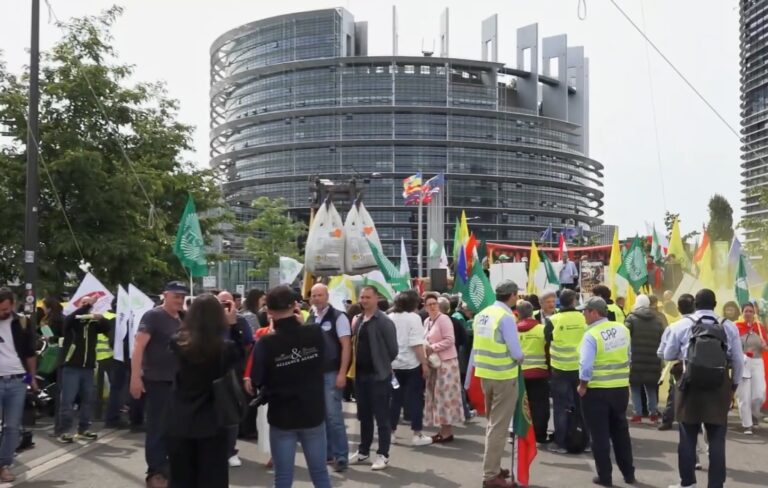 Τρακτέρ αγροτών έξω από το Ευρωπαϊκό Κοινοβούλιο στο Στρασβούργο για την κρίση στα λιπάσματα.