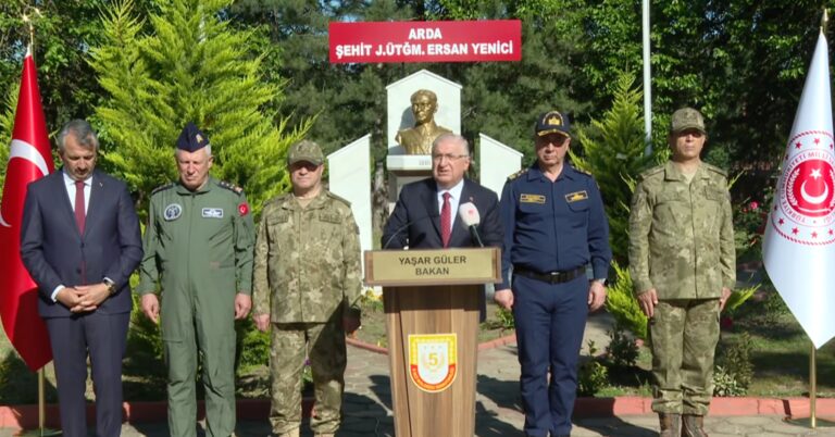 Ο Τούρκος υπουργός Άμυνας Γιασάρ Γκιουλέρ κατά τη διάρκεια προκλητικής ομιλίας του για το Αιγαίο.
