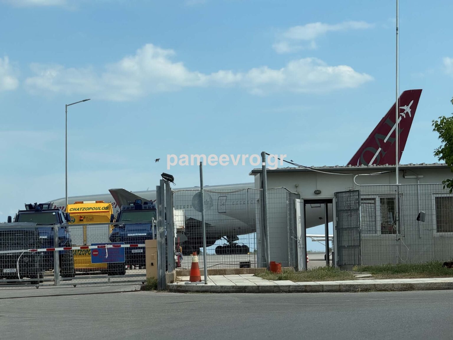 Boeing 777 της Omni Air International στο αεροδρόμιο Αλεξανδρούπολης κατά την άφιξη αμερικανικού προσωπικού