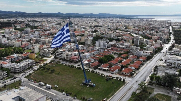 Η μεγαλύτερη Ελληνική σημαία υψώνεται με γερανό στην Αλεξανδρούπολη