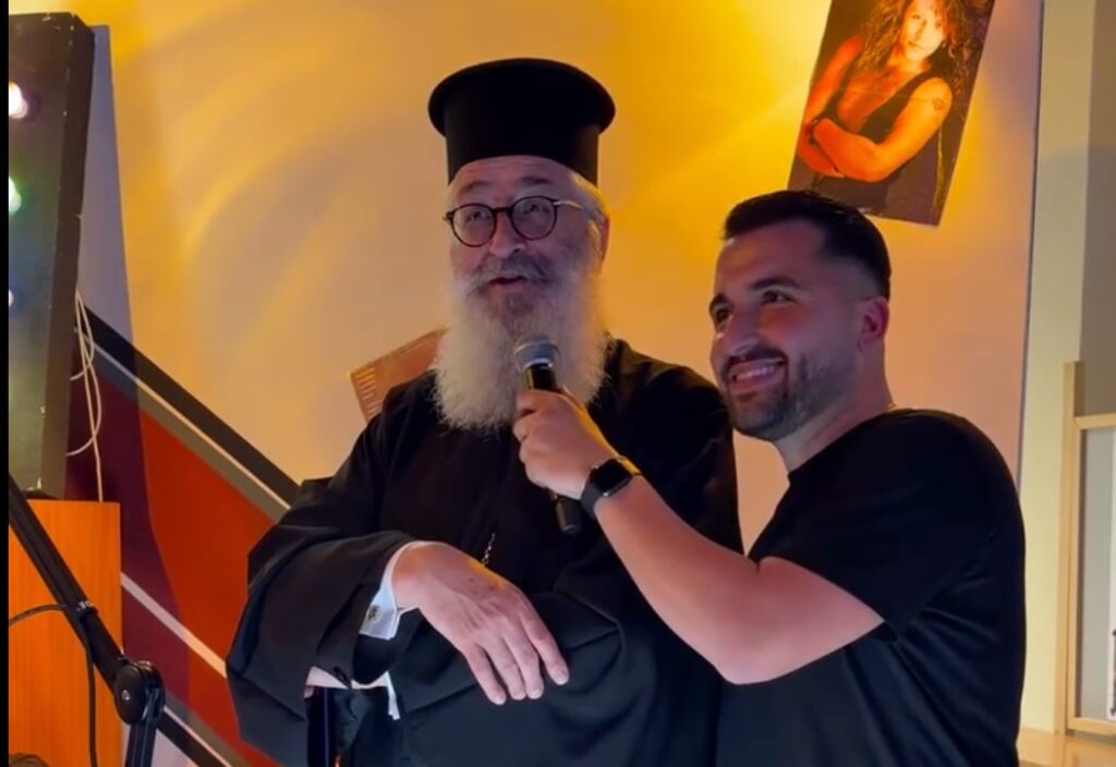 Ο Μητροπολίτης Άνθιμος τραγουδά το «Κεμάλ» στη ζωντανή μετάδοση του RetroAXD 3.0 στην Αλεξανδρούπολη