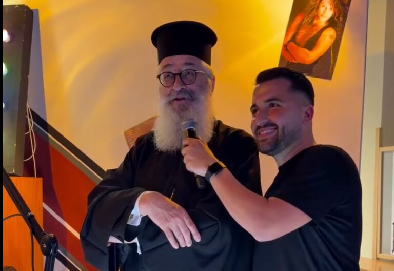 Ο Μητροπολίτης Άνθιμος τραγουδά το «Κεμάλ» στη ζωντανή μετάδοση του RetroAXD 3.0 στην Αλεξανδρούπολη