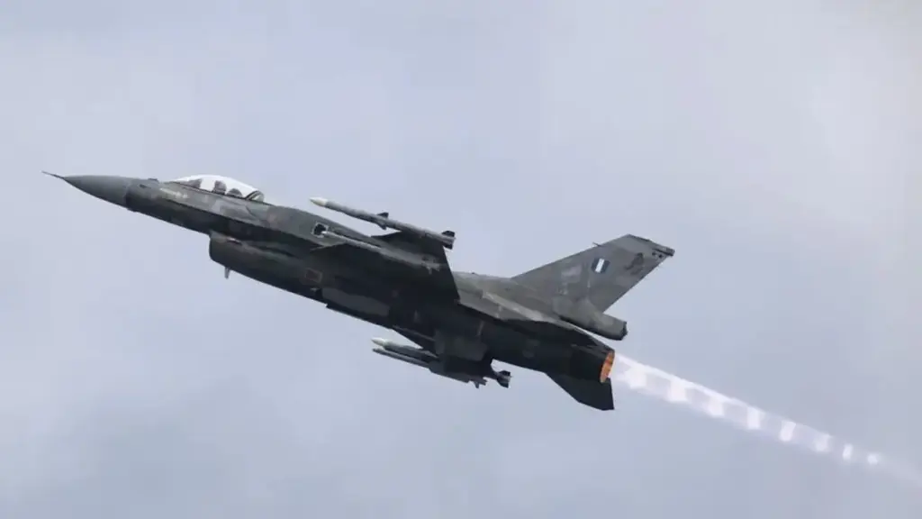 Ελληνικό μαχητικό F-16 αναχαιτίζει τουρκικά αεροσκάφη στο Αιγαίο