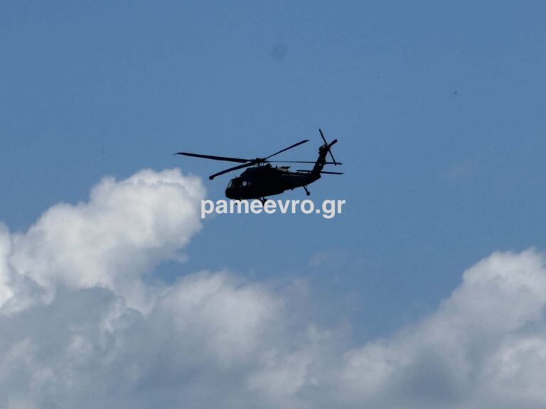 Αμερικανικό στρατιωτικό ελικόπτερο Black Hawk σε πτήση πάνω από την Αλεξανδρούπολη