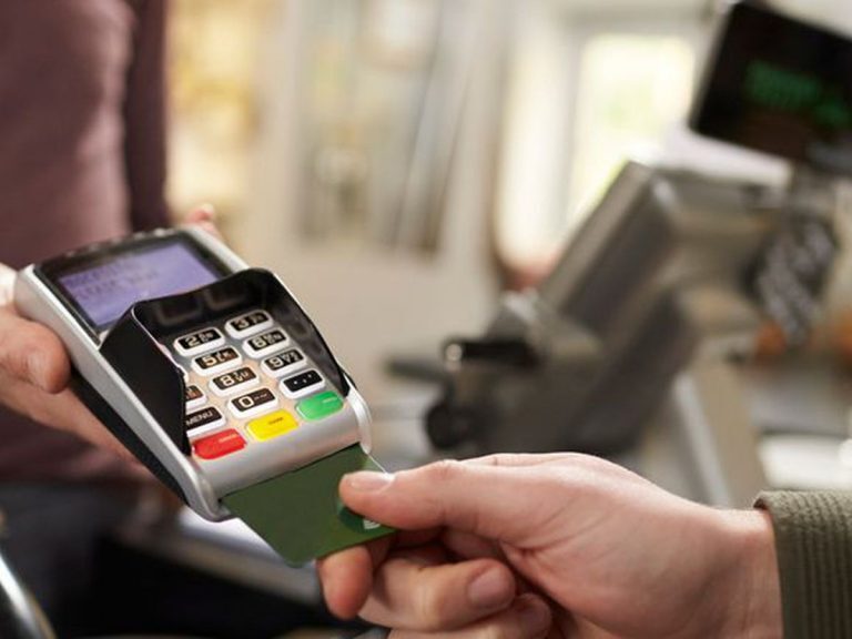 Φορητό τερματικό POS και αποδείξεις σε εστιατόριο κατά τη διάρκεια ελέγχου της ΑΑΔΕ