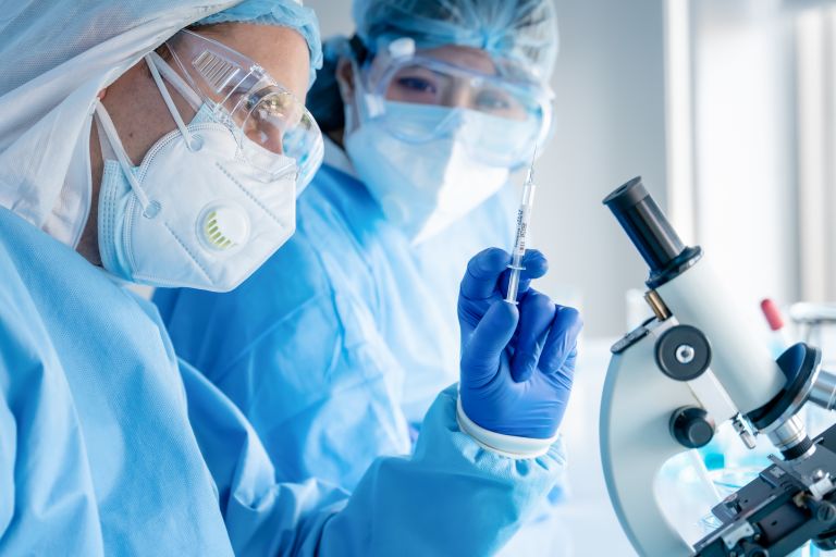 Ιατρικό προσωπικό προετοιμάζει την ένεση με το νέο έξυπνο εμβόλιο κατά του καρκίνου amivantamab