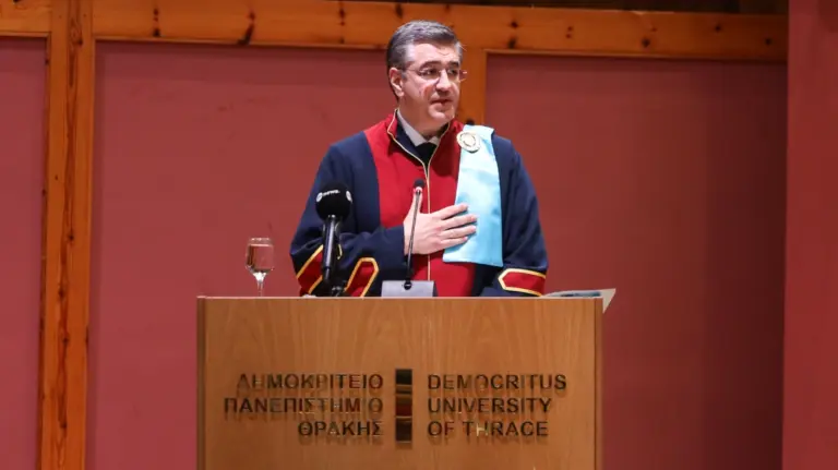 Ο Ευρωπαίος Επίτροπος Απόστολος Τζιτζικώστας κατά την αναγόρευση του στο Δημοκρίτειο Πανεπιστήμιο Θράκης