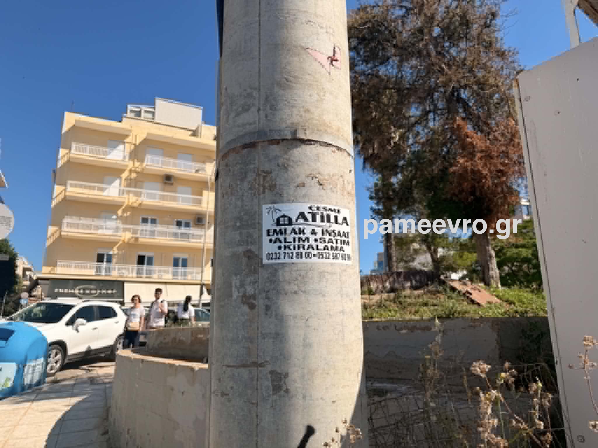 Αυτοκόλλητη διαφήμιση τουρκικού μεσιτικού γραφείου σε κεντρικό σημείο της Αλεξανδρούπολης