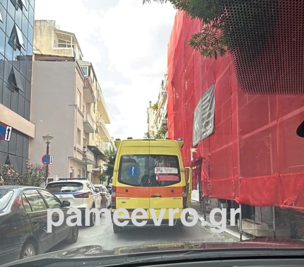 Ασθενοφόρο του ΕΚΑΒ μεταφέρει ανήλικο στο νοσοκομείο Αλεξανδρούπολης μετά από καταγγελία για ξυλοδαρμό