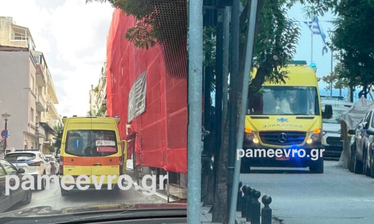 Ασθενοφόρο του ΕΚΑΒ έξω από το Αστυνομικό Τμήμα μεταφέρει τον 16χρονο στο νοσοκομείο Αλεξανδρούπολης