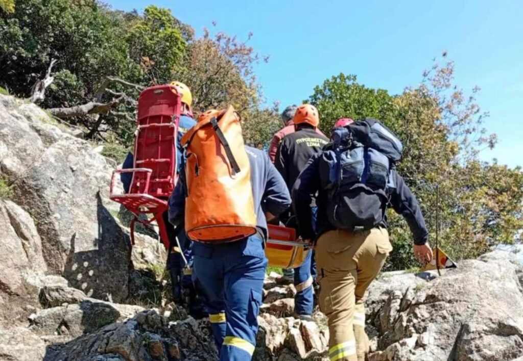 Κινητοποίηση της Πυροσβεστικής και του ΕΚΑΒ για τη μεταφορά του νεαρού τουρίστα, ο οποίος τραυματίστηκε στο κεφάλι κατά τη διάρκεια πεζοπορίας στις Βάθρες της Σαμοθράκης
