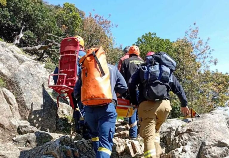 Κινητοποίηση της Πυροσβεστικής και του ΕΚΑΒ για τη μεταφορά του νεαρού τουρίστα, ο οποίος τραυματίστηκε στο κεφάλι κατά τη διάρκεια πεζοπορίας στις Βάθρες της Σαμοθράκης