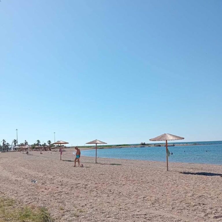 Παραλία Φάρου Αλεξανδρούπολης με τις νέες ομπρέλες για το καλοκαίρι