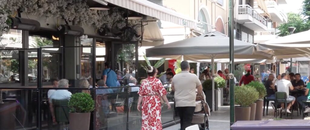 Γεμάτα τραπεζάκια σε κεντρική καφετέρια στην παραλιακή ζώνη της Αλεξανδρούπολης