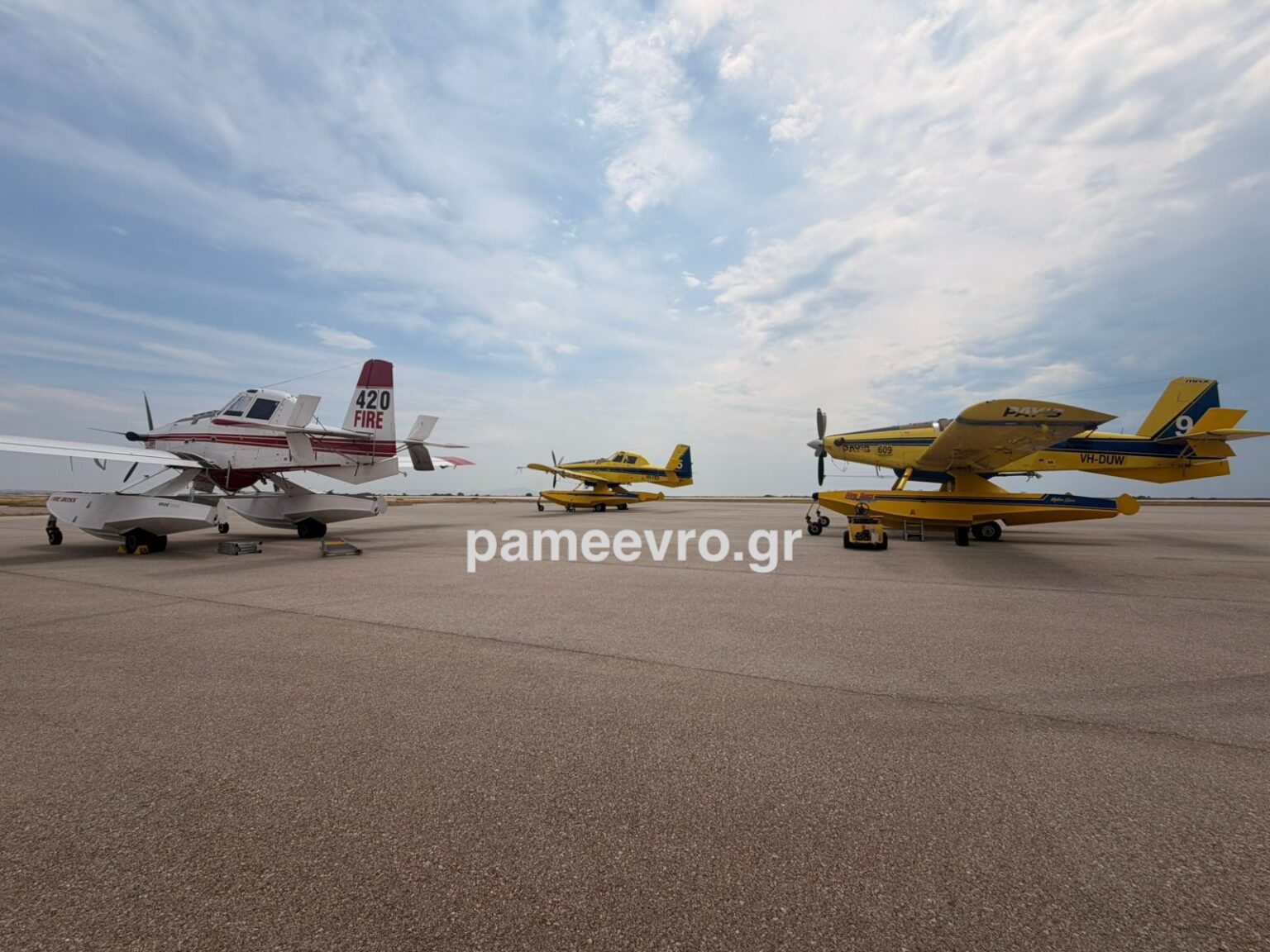Πυροσβεστικοί τράκτορες στο αεροδρόμιο Δημόκριτος της Αλεξανδρούπολης