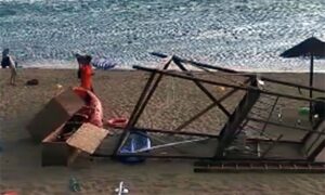 Κατεστραμμένος ναυαγοσωστικός πύργος από την κακοκαιρία σε παραλία
