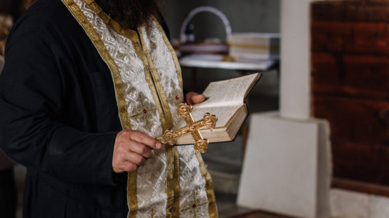 Ιερέας καταδικάστηκε για ενδοοικογενειακή απειλή στη Βόρεια Ελλάδα