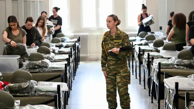 Εθελόντριες νεοσύλλεκτες γυναίκες με στρατιωτική στολή στο ΚΕΥΠ Λαμίας.