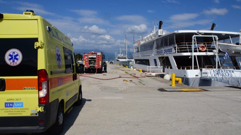 Ασθενοφόρο του ΕΚΑΒ σε επιχείρηση διακομιδής ασθενούς